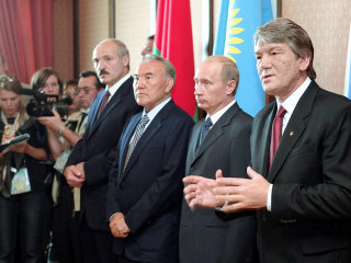 Anatoly Lukashenko, Nusurltan Nazarbayeb, Vladmir Putin e Viktor Yushenko, clic para aumentar