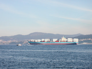 Ship carries containers Maersk Sealand leaving the port of Vigo, clic para aumentar