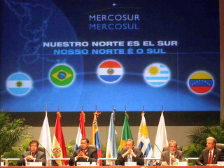 Los presidentes de Argentina, Brasil, Paraguay, Uruguay y Venezuela suscriben Protocolo Adhesin Venezuela al MERCOSUR; clic para aumentar