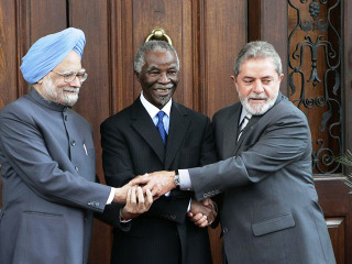 Mahmohan Singh, Thabo Mbeki e  Lula da Silva; clic para aumentar