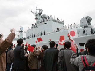 El destructor lanza-misiles Shenzhen atracado en el puerto de Tokio; clic para aumentar