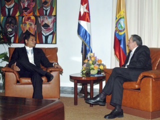 Rafael Correa e Ral Castro; clic para aumentar