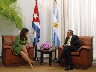 Cristina Fernndez de Kirchner e Ral Castro; clic para aumentar