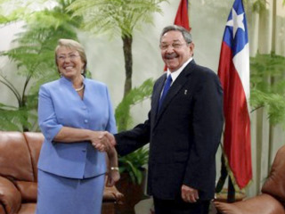 Michelle Bachelet e Ral Castro; clic para aumentar