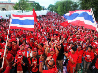 Manifestacin seguidores Thaksin Shinawatra porlas ras de Bangkok; clic para aumentar