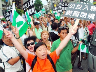 Manifestantes a favor del referndum para el ingreso de Taiwan en la ONU; clic para aumentar