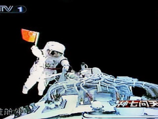 Misión Shenzhou VII: paseo espacial de Zhai Zhigang; clic para aumentar