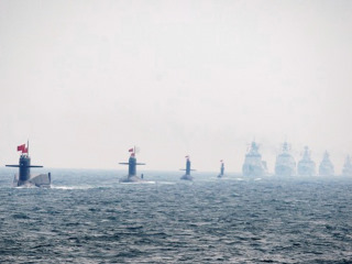 4 submarinos y varios buques de guerra chinos; clic para aumentar