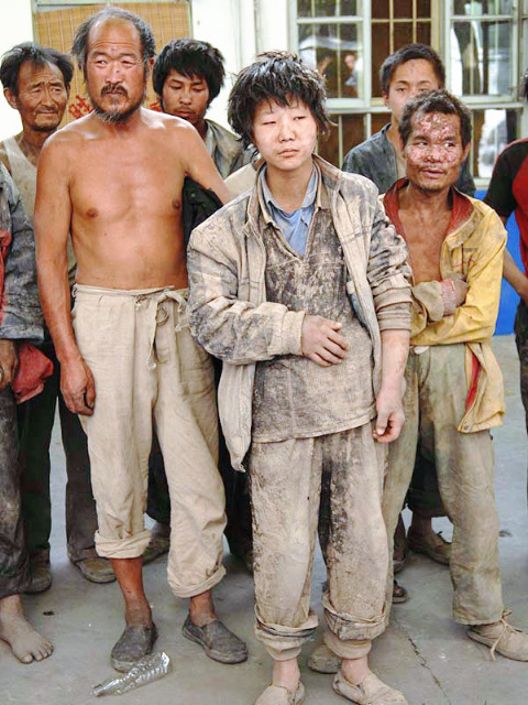 Grupo de trabajadores rescatados por la policía china; clic para aumentar