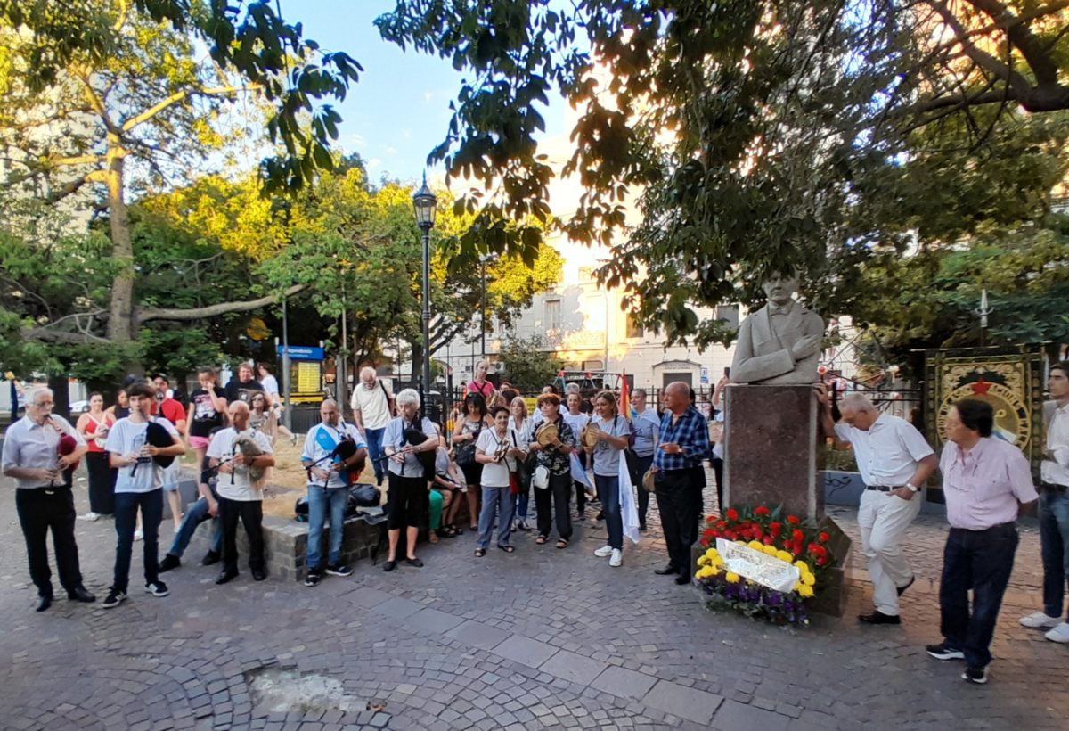 11-01-25. Homenaxe da Federación de Asociacións Galegas da República Arxentina na Plaza Castelao de Buenos Aires. Presiden a ofrenda floral o presidente do Fogar galego para anciáns de Domselaar, Bernardo Rey González, e o presidente da Federación, Luis Cipriano Fernández Ageitos.