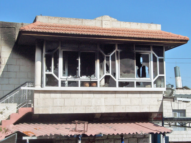 Cervexa palestina, “Proba a Revolución” 4 Casa queimada en Taybe, clic para aumentar